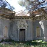 La struttura, caratterizzata da eleganti cornicioni dorati, fu edificata a fine 800 dall'ingegnere Luigi Colonna come residenza agricola e acquistata in seguito dalla Ferrero, azienda di dolciumi che come abbiamo scritto tempo fa aveva proprio qui un suo stabilimento